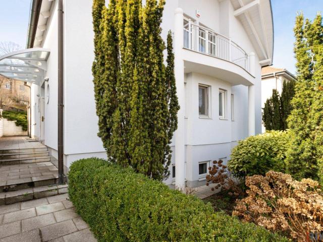 RESIDIEREN BEIM ROTEN BERG II GARAGE II SAUNA II NEUE PV ANLAGE II 6 ZIMMER II 4 BÄDER II 54m² WOHNZIMMER MIT KAMIN II 2 TERRASSEN II BALKON II GARTEN II GROSSER KELLER
