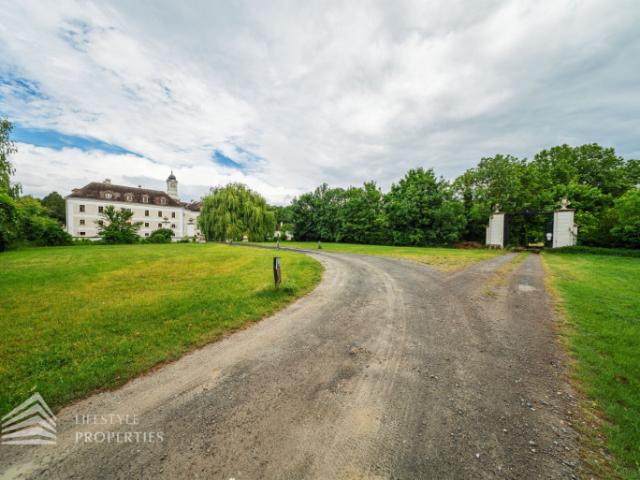 Residieren im Schloss! 3 Zimmer Wohnung in Ebergassing