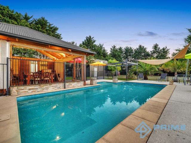 Resort Inspired Acreage Living on Approx. 4,000sqm 33 Cranston Close, Narre Warren North