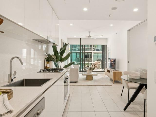 Resort Style 2 Bed Sanctuary Steps from James Street & CBD