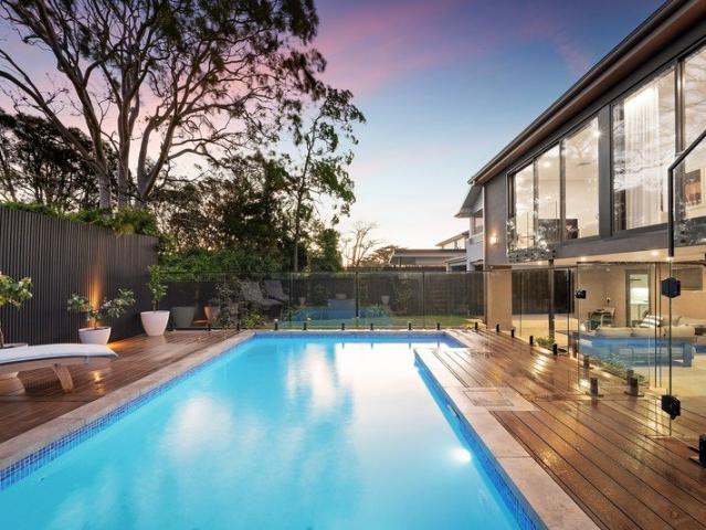 Resort Style entertainer in tightly held peninsula setting