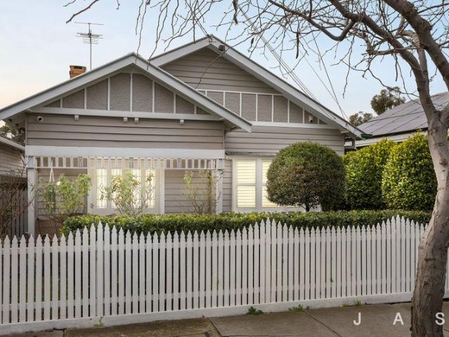 Resort Style Entertainer Weaving Classic Into Contemporary
