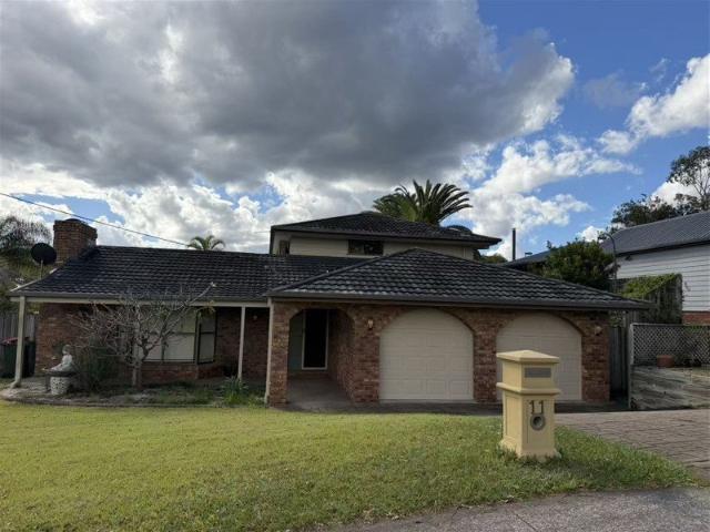Resort Style Family Estate with Brand New Studio, Pool, Spa & Tennis Court Walk to John Paul College!
