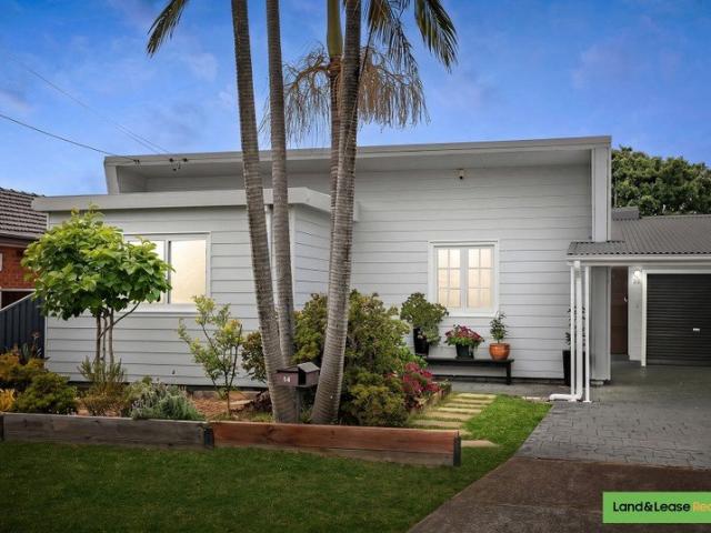 Resort Style Family Home Opposite Barton Park & Minutes to Brighton Beach