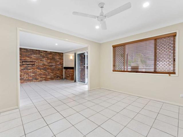 Resort Style Family Living with Pool in the Heart of Springwood