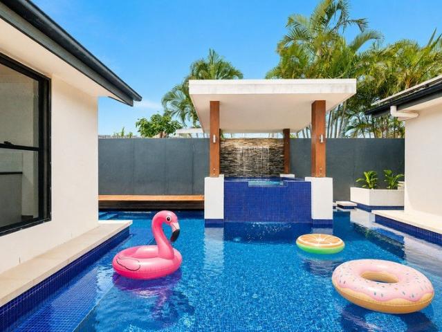 Resort Style Family Living in Hilltop Cul de Sac Views to Mt. Coot tha & Beyond