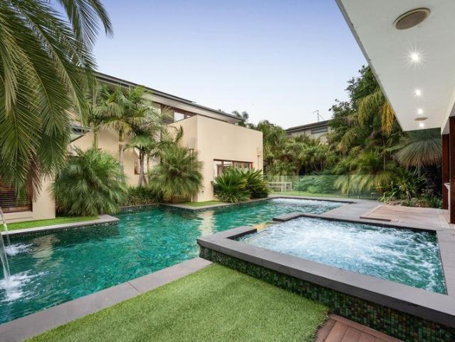 Resort Style Family Living Opposite Reserve