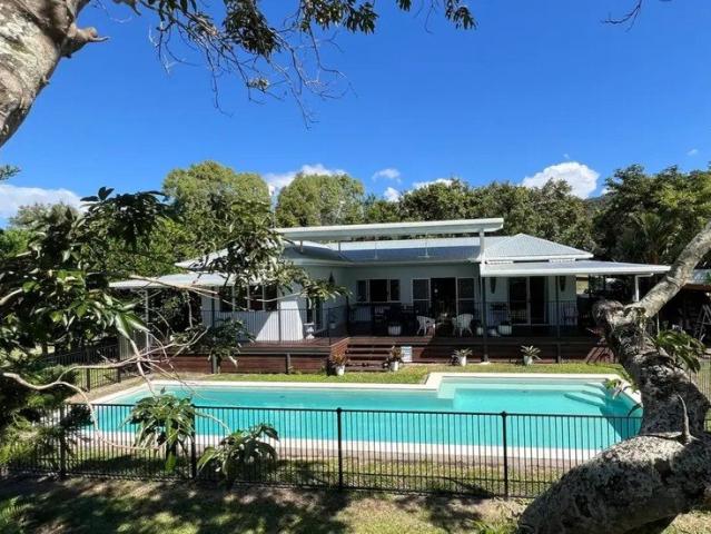 Resort Style Home 4 Bedroom + Office on 4,000m² land with pool 10 Minutes to Port Douglas