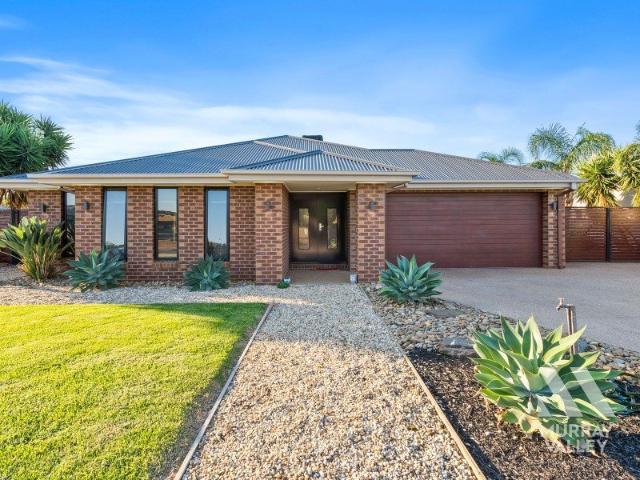 Resort Style Living on a Grand 993m² Allotment