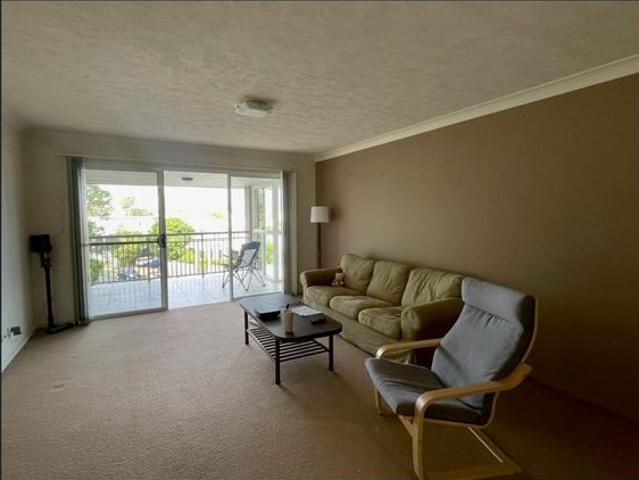 Spacious Top Floor Apartment Just 500m from the Beach