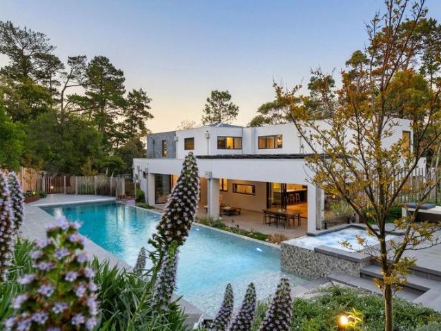 RESORT STYLE LIVING IN MT MARTHAS GOLDEN TRIANGLE