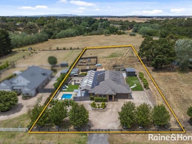 Expansive Family Living on 4,433sqm Approx. Pool, Solar & Semi Rural Serenity