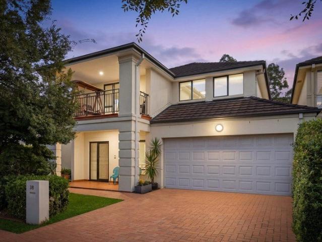 Resort Style Living / Walk to Metro