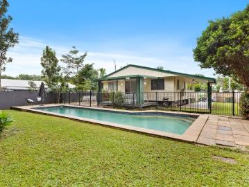 Charming Queenslander home with a Large Lap Pool in the Heart of Manoora