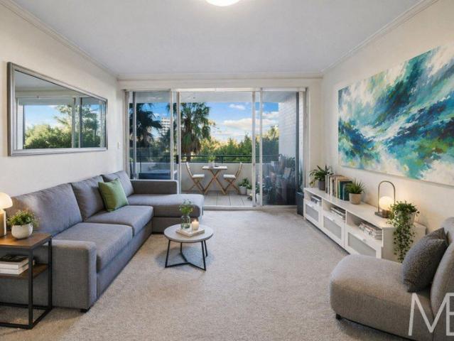RESORT STYLE LIVING WITH EAST FACING PARK VIEWS IN A PRIME INNER CITY SETTING