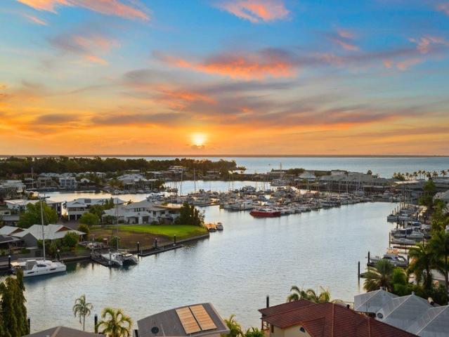 RESORT STYLE LIVING WITH MARINA VIEWS FULLY FURNISHED & EQUIPPED!