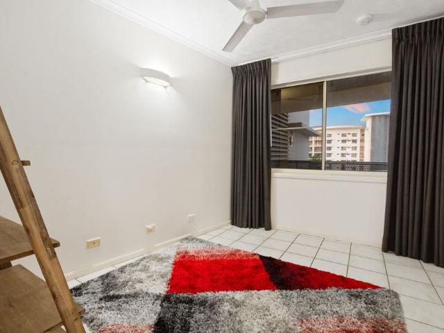 RESORT STYLE LIVING WITH MARINA VIEWS FULLY FURNISHED & EQUIPPED!