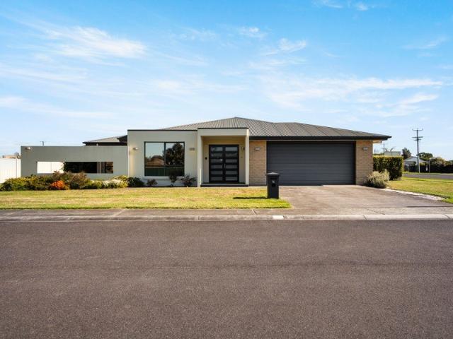 RESORT STYLE LIVING WITH POOL, SHED & EXCEPTIONAL ENTERTAINING!