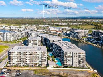 Resort Style Luxury, Walk to Hope Island Marketplace