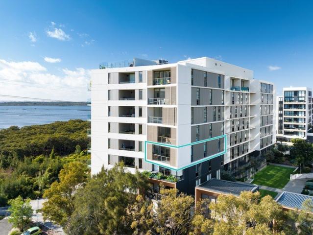 RESORT STYLE LUXURY WITH BAY AND PARK VIEWS