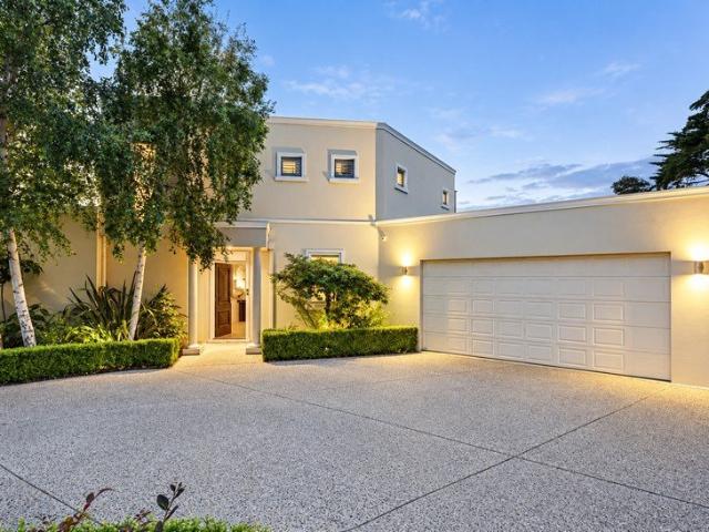 Resort Style Luxury with Bay Views in Prestigious Mount Eliza