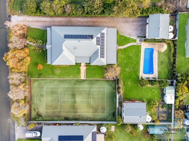Resort Style Retreat with Pool & Tennis Court