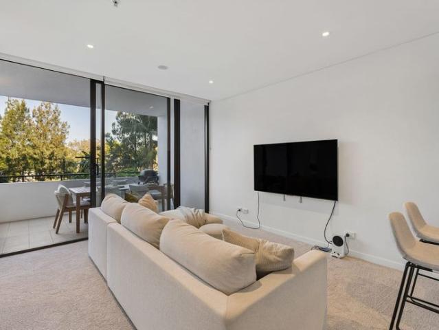 Resort Style Riverside Living in the Heart of Hamilton with Pool, Gym and BBQ