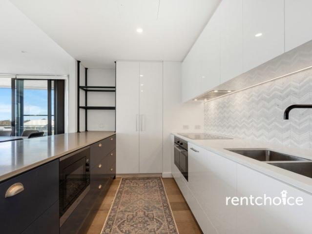 Resort Style Waterfront Living along the Ascot Waters Marina
