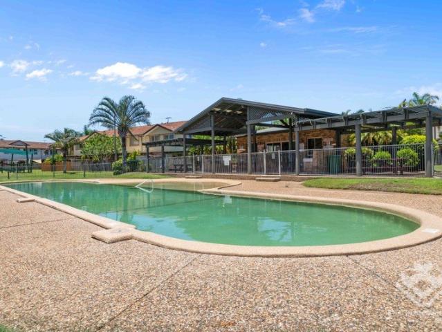 Resort Style Townhouse in Central Thorneside Location