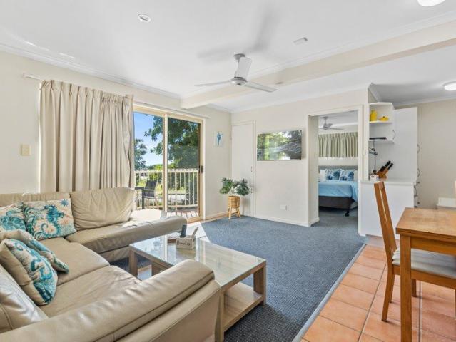 Resort Unit. Walk to beach and shops