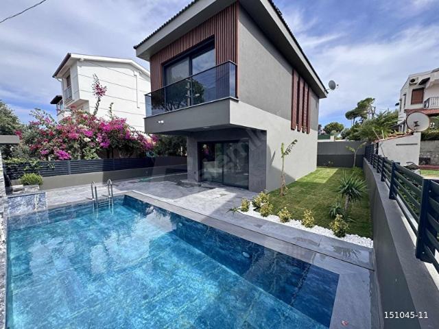 Çeşme Yalı'da Plaja 150 Metre Satılık 3+1 Havuzlu Müstakil Villa