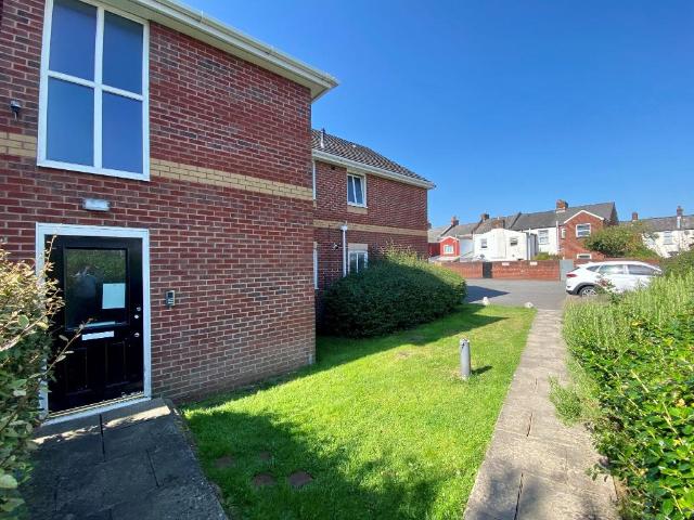 Retail Park Close, Exeter, EX2 2 bed flat to rent £1,250 pcm £288 pw