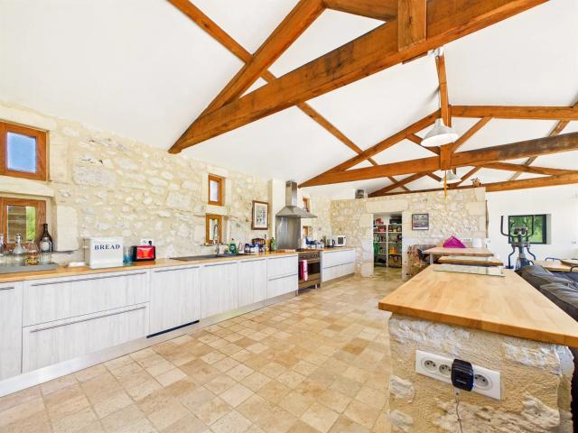 Retraite paisible à la campagne avec piscine, lac privé et e. 300m² Issigeac