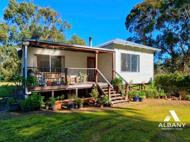 RETREAT TO THE COUNTRY BY THE COAST