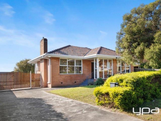 RETRO CHARACTER, SPACE & CONVENIENCE AND THE BEACH DOWN THE STREET approx. 500 m