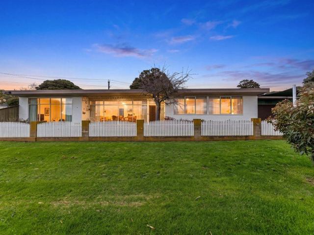 Retro Charm, Stunning Views and Everyday Convenience