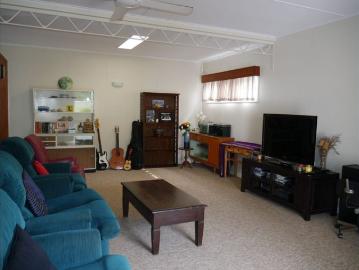 RETRO HOME WITH VIEWS OF TOWN