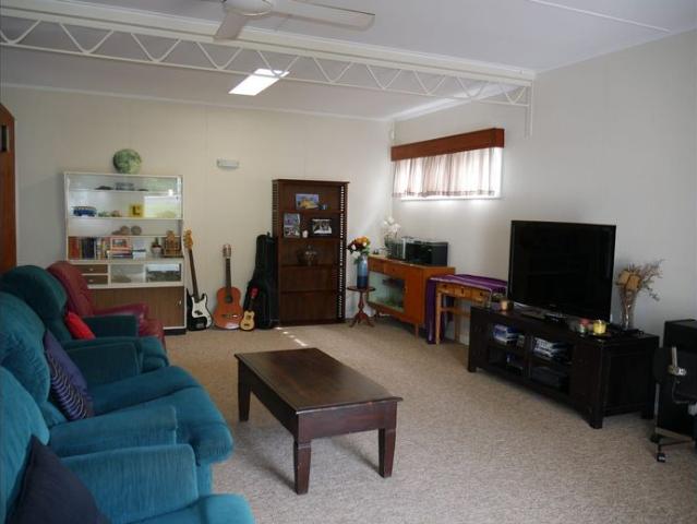 RETRO HOME WITH VIEWS OF TOWN