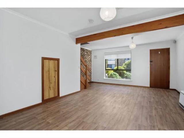 Retro Style City Fringe Townhouse in a Great Location