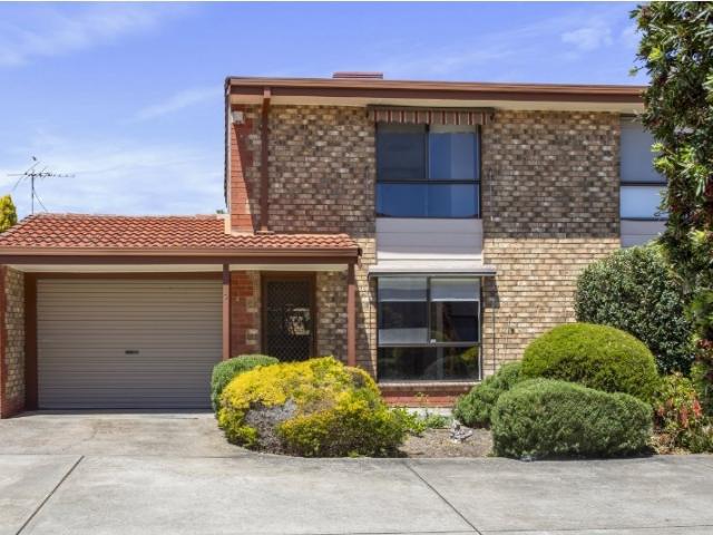 Retro Style City Fringe Townhouse in a Great Location