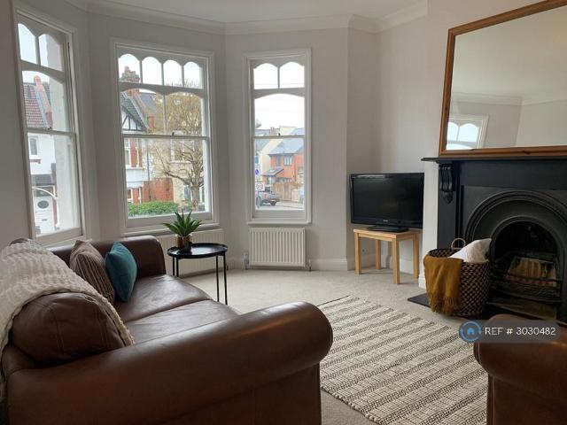 Revelstoke Road, London, SW18 3 bed flat to rent £2,700 pcm £623 pw