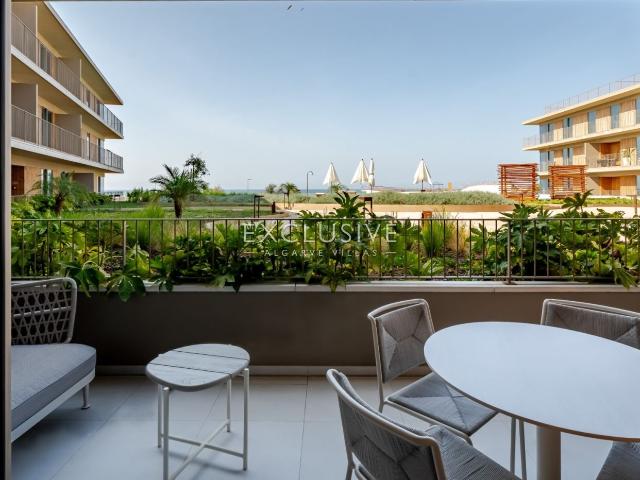 REVENDAS Apartamento novo de dois quartos à beira mar, com. 104m² Quarteira