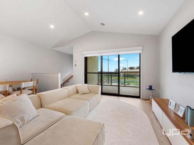 REVERSE LIVING | SPACIOUS THREE BEDROOM HOME | BALCONY & DOUBLE GARAGE