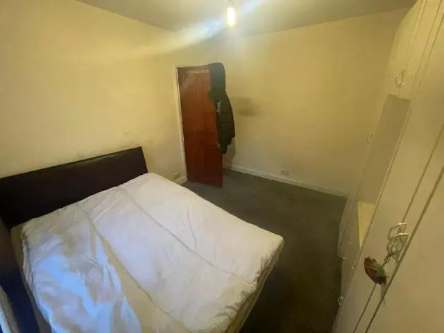 Review Road, London NW2 1 bed in a house share to rent £750 pcm £173 pw