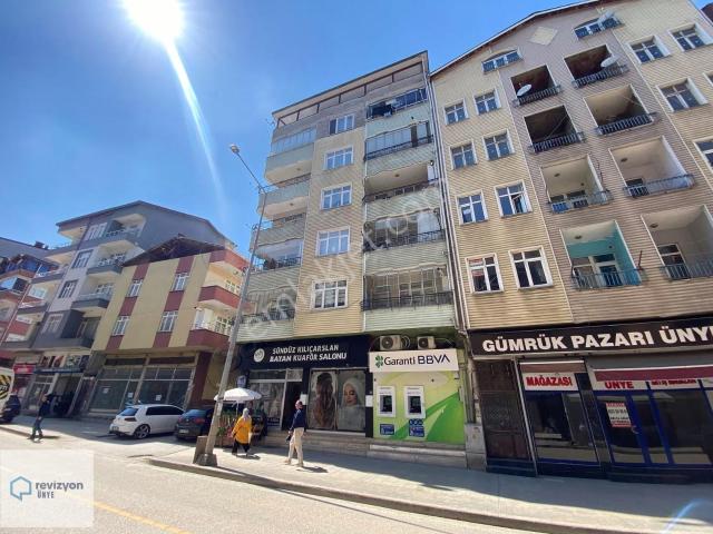 Revizyon'dan Niksar Caddesinde Geniş Ve Ferah Daire Fırsatı!
