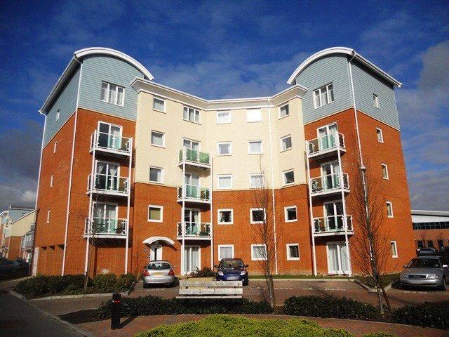 Reynolds Avenue, Redhill, Surrey, RH1 2 bed apartment to rent £1,650 pcm £381 pw