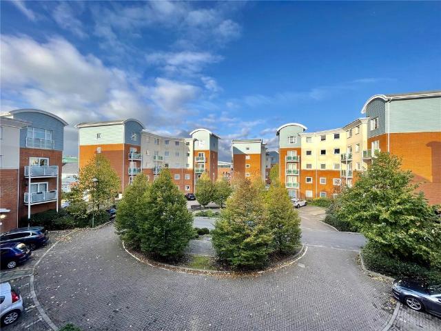 Reynolds Avenue, Redhill, Surrey, RH1 2 bed flat to rent £1,650 pcm £381 pw