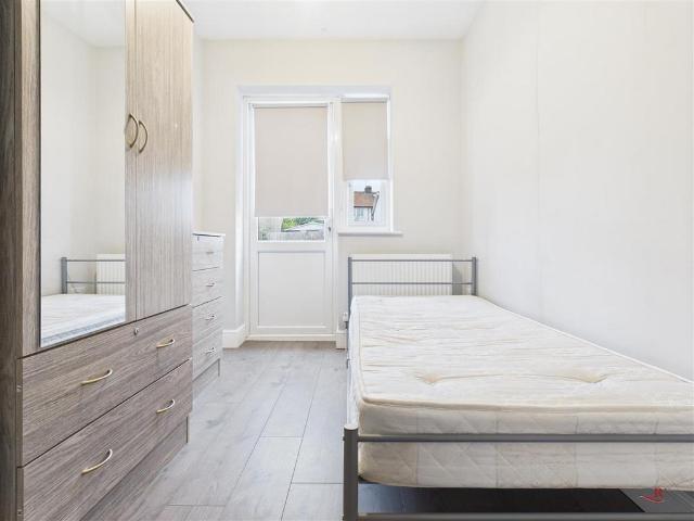 Reynolds Drive, Edgware, Middlesex. House share to rent £825 pcm £190 pw