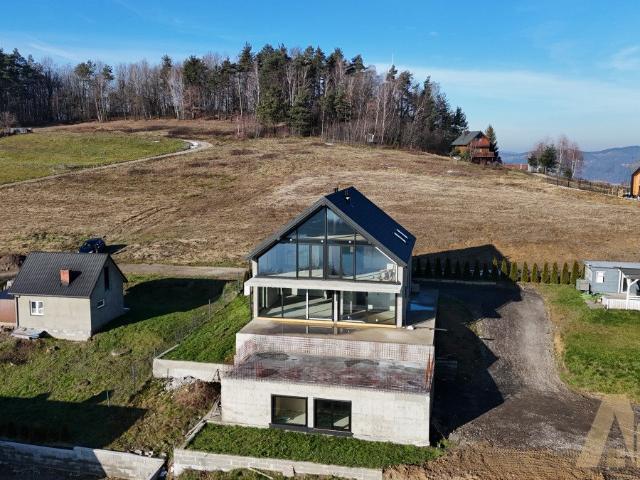 Rezydencja z panoramicznym widokiem na Jezioro Rożnowskie 321 m²