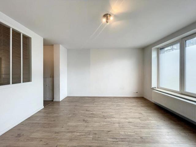 Rez de chaussée 1 chambre sur la Place Wiertz!